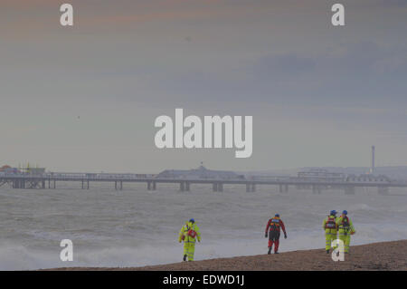 Brighton, East Sussex, Großbritannien. Januar 2015. 14:30 Uhr nachmittags, als Coastguard an der Küste nach zwei jungen Männern sucht Stockfoto