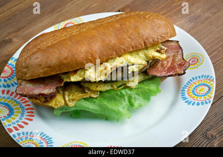 Enormes Omelett Sandwich - Americansandwich Fastfood-Frühstücksrestaurant Stockfoto