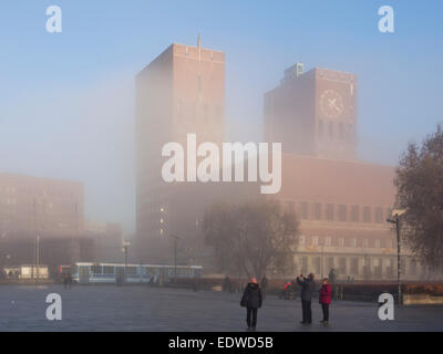 Winter Morgennebel verdeckt das Rathaus in Oslo Norwegen Stockfoto