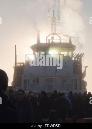 Ein nebeliger Morgen im Hafen von Oslo Norwegen, Nesodden Passagierfähre gerade angekommen, Silhouette der Passagiere aussteigen Stockfoto