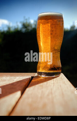 Pint Lager auf Biergarten Tisch erfrischend Stockfoto