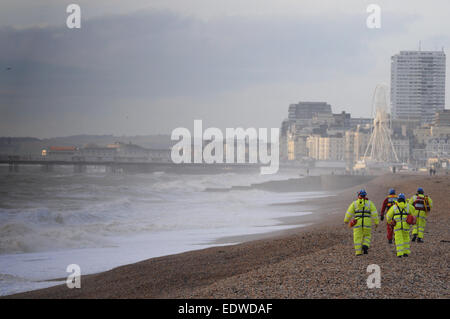 Brighton, East Sussex, Großbritannien. Januar 2015. 14:30 Uhr nachmittags geht die Suche nach zwei jungen Männern entlang der Küste weiter. Dieses Bild wurde um 14:30 Uhr nachmittags über 12 Stunden seit Beginn der Suche aufgenommen Stockfoto