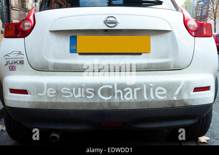 Barker-Tor, Nottingham,U.K. 10. Januar 2015. "Je Suis Charlie" bedeutet "I Am Charlie" in englischer Sprache geschrieben auf einem schmutzigen Auto in Nottingham Stadtzentrum entfernt.  Der Slogan ist weltweit angenommen worden, um Unterstützung mit französischen Zeitschrift Charlie Hebdo nach dem Terroranschlag am 7. Januar 2015 zu zeigen, in denen 12 Menschen ihr Leben verloren. (Fahrzeug Passermarke verdeckt). Bildnachweis: Mark Richardson/Alamy Live-Nachrichten. Stockfoto