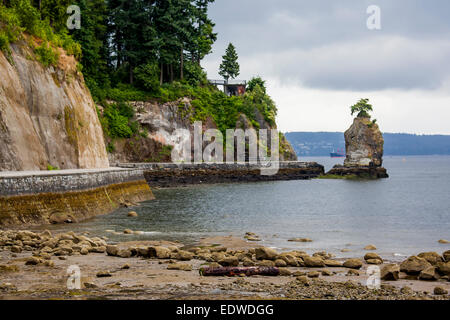 Siwash Rock & Stanley Park Seawall Stockfoto