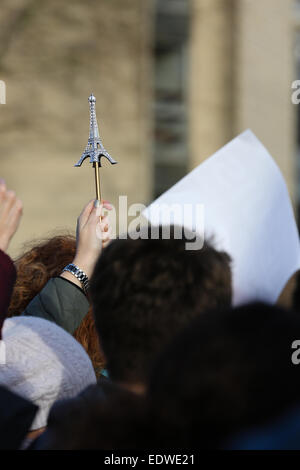 Bristol, UK. 10. Januar 2015. Ein Novum Eiffelturm Bleistift ist anlässlich der Kundgebung zur Unterstützung der französischen Satirezeitschrift Charlie Hebdo Credit: Rob Hawkins/Alamy Live News Stockfoto