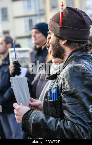 Bristol, UK. 10. Januar 2015. Viele Menschen schmücken sich mit Bleistiften auf der Kundgebung zur Unterstützung der französischen Zeitschrift Charlie Hebdo und freie Meinungsäußerung Credit: Rob Hawkins/Alamy Live News Stockfoto