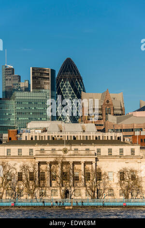 Wir vorbei an Custom House auf der City of London, darunter die Gurke, Minster Court und Willis Gebäude Stockfoto