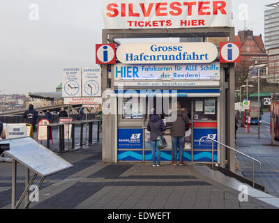 Ticket-Box für Rundfahrten mit dem Schiff auf der Elbe rund um den Hafen in Hamburg Deutschland Stockfoto