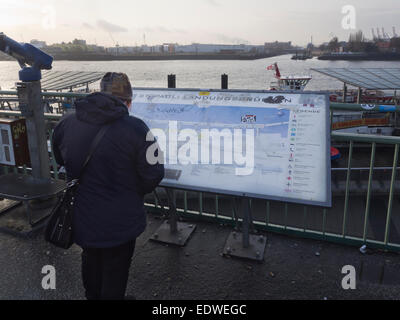 Infotafel über das Hafengebiet an der Elbe in Hamburg-Deutschland von der u-Bahnstation Landungsbrucken und Hafen Stockfoto