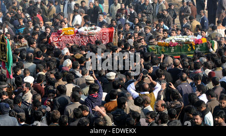 (150110)--RAWALPINDI, 10. Januar 2015 (Xinhua)--pakistanischen schiitische Muslime tragen die Särge von Selbstmord Explosion Opfer nach einer Trauerfeier in Rawalpindi, Pakistan am 10. Januar 2015. Mindestens acht Menschen getötet und 20 weitere verletzt, als ein Selbstmordattentäter sprengte sich außerhalb einer religiösen Zentrum Shia Moslems in Pakistan Garnison Stadt von Rawalpindi am Freitag, lokale Medien und Beamten sagte. (Xinhua/Ahmad Kamal) (Hy) Stockfoto