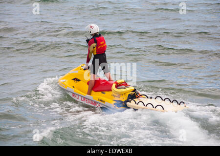 RNLI-Rettungsschwimmer Jetski mit Rettungsschwimmer standen im August in Bournemouth, Dorset, Großbritannien, auf See Stockfoto