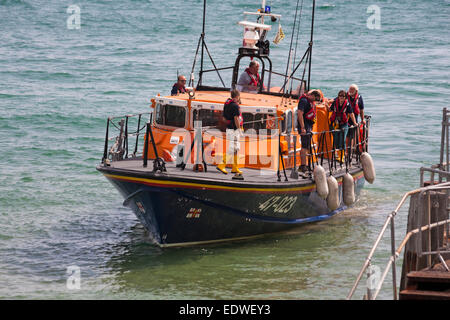 RNLI Rettungsboot 47-023 City of Sheffield nähert sich Bournemouth Pier, Bournemouth, Dorset, Großbritannien im August Stockfoto