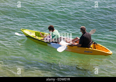 Zwei im Zweier-Kajak im Meer in Bournemouth im August Stockfoto