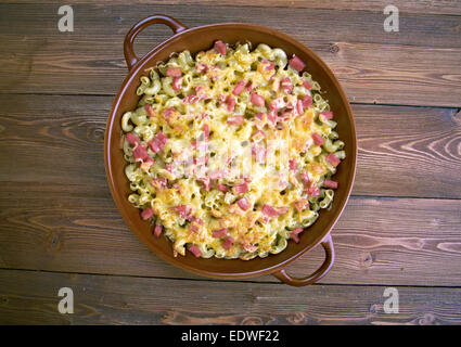 Nudel - Schinken - Gratin - deutsche gebackene Nudeln Auflauf mit Käse und Schinken Stockfoto