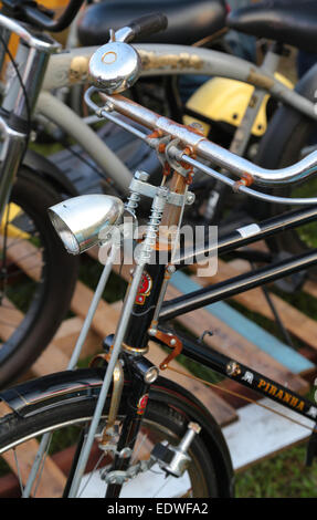 Klassische Erwachsenenfahrrad mit Dynamo, Lampe und Glocke. Stockfoto