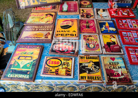 Vintage Blechschild Panel mit verschiedenen Werbung und Promotionen. Stockfoto