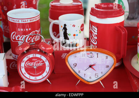 Verschiedene klassische Coca-cola Souvenir wie Uhr, Becher und Glas. Stockfoto