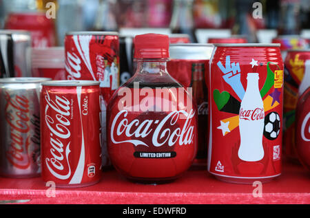 Verschiedene klassische Coca-cola Aluminium Dose und Flasche Behälter. Stockfoto