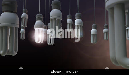 Eine Konzept Bild zeigt unbeleuchtet baumelnden fluoreszierenden Lampen mit einem glänzenden Mauerstruktur, Leadership und Innovation auf ein Stockfoto