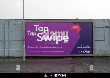 Tippen Sie auf Tippen Sie auf Tippen NatWest Bank Mobile Banking App Werbung Werbung auf Reklametafeln Swansea Wales UK KATHY DEWITT Stockfoto