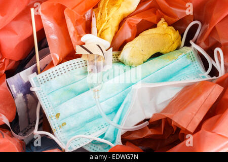 infektiöse Abfälle (Gaze, Maske, iv Flüssigkeit Spritze in Papierkorb) Stockfoto