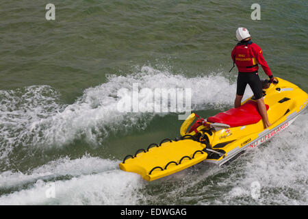 RNLI-Rettungsschwimmer Jetski mit Rettungsschwimmer standen im August in Bournemouth, Dorset, Großbritannien, auf See Stockfoto