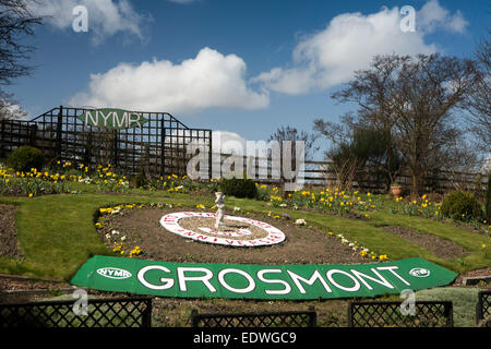 Großbritannien, England, Yorkshire, Grosmont, North Yorkshire Moors Railway station neu gepflanzte Blumenuhr Stockfoto