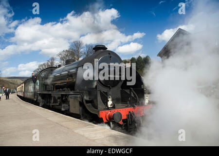 Großbritannien, England, Yorkshire, Grosmont, North Yorkshire Moors Railway Zug am Bahnsteig Stockfoto