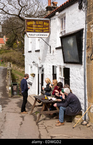 Großbritannien, England, Yorkshire, Goathland, Beck Loch, Birke hell Inn, Wanderer, Mittagessen in der Sonne genießen Stockfoto