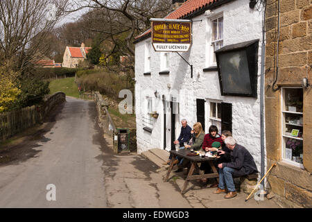 Großbritannien, England, Yorkshire, Goathland, Beck Loch, Birke hell Inn, Wanderer, Mittagessen in der Sonne genießen Stockfoto