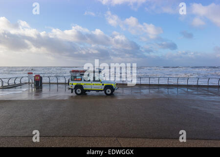 Blackpool, Lancashire, UK. 10. Januar 2015. Wetternachrichten. Das schlechte Wetter nach wie vor mit sehr hohem Seegang in Blackpool, einige Besucher Schicksal herausfordern, indem man ein wenig zu nahe für Komfort. Der sehr starke Wind Macht stehende ziemlich schwierig. Bildnachweis: Gary Telford/Alamy Live News Stockfoto