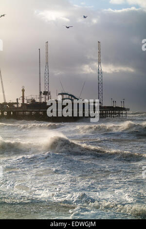 Blackpool, Lancashire, UK. 10. Januar 2015. Wetternachrichten. Das schlechte Wetter nach wie vor mit sehr hohem Seegang in Blackpool, einige Besucher Schicksal herausfordern, indem man ein wenig zu nahe für Komfort. Der sehr starke Wind Macht stehende ziemlich schwierig. Bildnachweis: Gary Telford/Alamy Live News Stockfoto