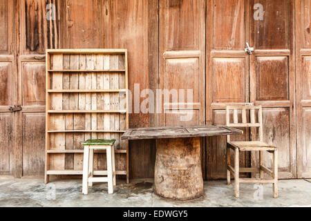 Holztisch, Stühle, Regal vor Holzhaus (Ländliches Motiv) bei Chiang Khan, Thailand Stockfoto