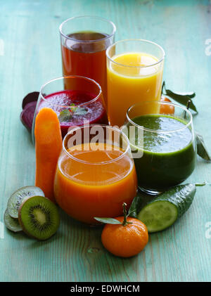 verschiedene frische Säfte aus Obst und Gemüse Stockfoto