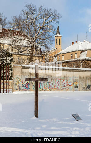 Gedenkstätte Berliner Mauer und Gedenkkreuz der Gemeinde Sophien nach Schnee im Winter. Bernauerstrasse, Mitte, Berlin Stockfoto