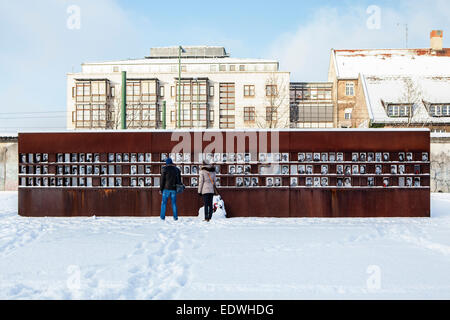 Die Gedenkstätte Berliner Mauer nach Schnee im Winter. Junges Paar betrachte Wand des Opfers Fotos, Bernauerstrasse, Mitte, Berlin Stockfoto