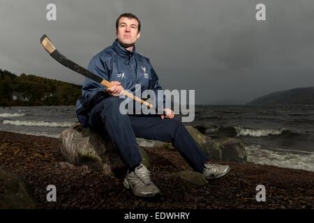 Shinty Spieler John Barr von Glen Urquhart und Schottland abgebildet bei Dores am Loch Ness, in der Nähe von Inverness. Stockfoto