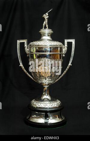 Der Camanachd Cup, die blaue Band-Trophäe in der Sportart Shinty. Stockfoto