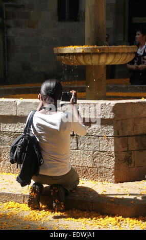 Junge weibliche Touristen fotografieren-Brunnen in Plaça Sant Felip Neri, Barcelona. Stockfoto