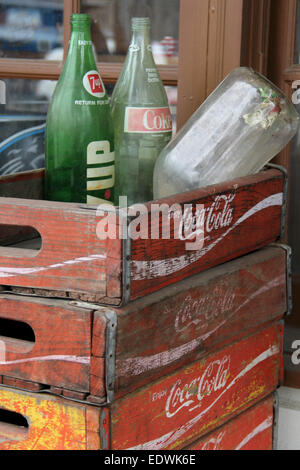 Antike Glasflaschen in einer Holzkiste Coca-Cola Stockfoto