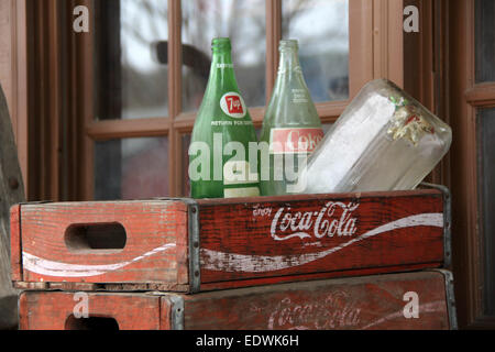 Antike Flaschen in einer Holzkiste Coca-Cola Stockfoto