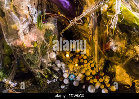 Paris, Frankreich. Demonstration gegen den Terrorismus, nach einem Attentat auf den jüdischen Supermarché Kosher, Memorial Flowers on Street. jüdische Demonstration, Tribut Opfer Terroranschläge paris Stockfoto