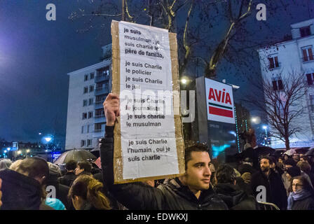 Paris, Frankreich. Demonstration gegen den Terrorismus, nach dem Schussangriff auf den jüdischen Supermarché Kosher, man Protest Holding SFrench Protestplakat, "Ich bin Charlie" Protest für Gerechtigkeit Stockfoto