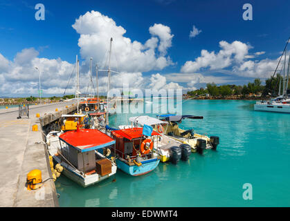 Boote im Hafen auf den Seychellen, Insel La Digue. Stockfoto