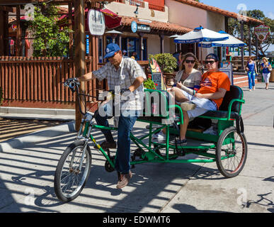 Fahrradrikscha auf der Embarcadero in Seaport Village, Marina District, San Diego, Kalifornien, USA Stockfoto