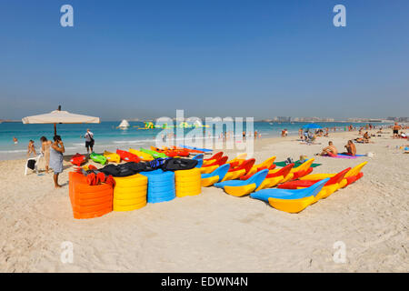 Dubai Strand. Bunte Kunststoff-Kajak Boote am Jumeirah Beach Residence Stockfoto