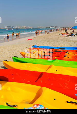 Dubai Strand. Jumeirah Beach Residence - JBR. Bunte Kunststoff-Kajak Boote Stockfoto