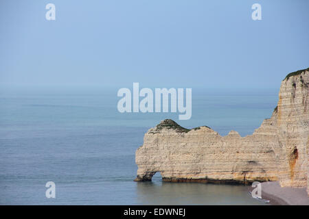 Blick auf Meer und die Klippen von Etretat, Normandie, Frankreich Stockfoto