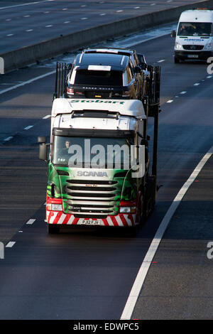 Scania Stobart Autotransporter auf Autobahn M40, Warwickshire, UK Stockfoto