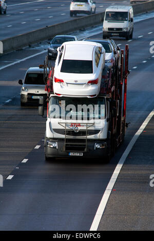 Renault STVA Autotransporter auf Autobahn M40, Warwickshire, UK Stockfoto